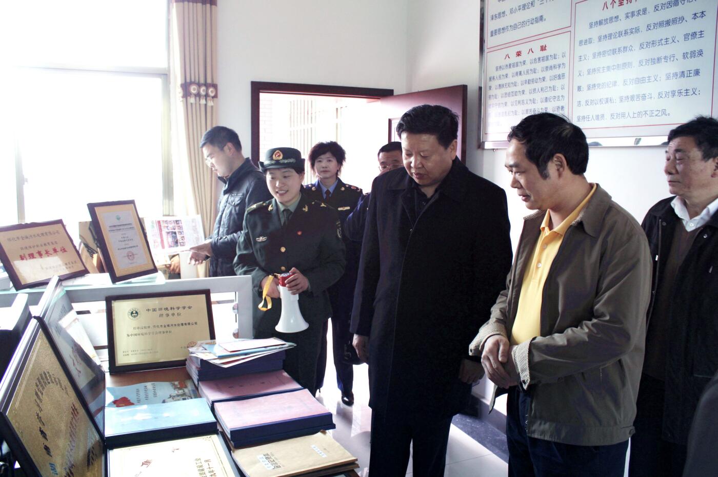 2011年3月，国家工商局总局个体司司长李玉家受中央组织部委托视察开云app登录入口党建工作.JPG