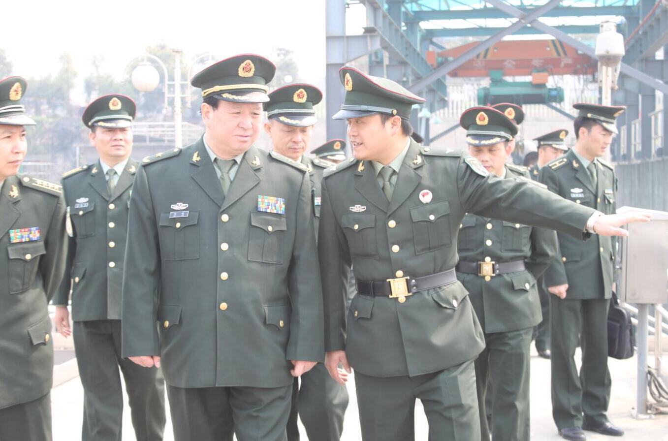2011年3月，时任省军区政治部原主任刘新将军莅临开云app登录入口视察.jpg