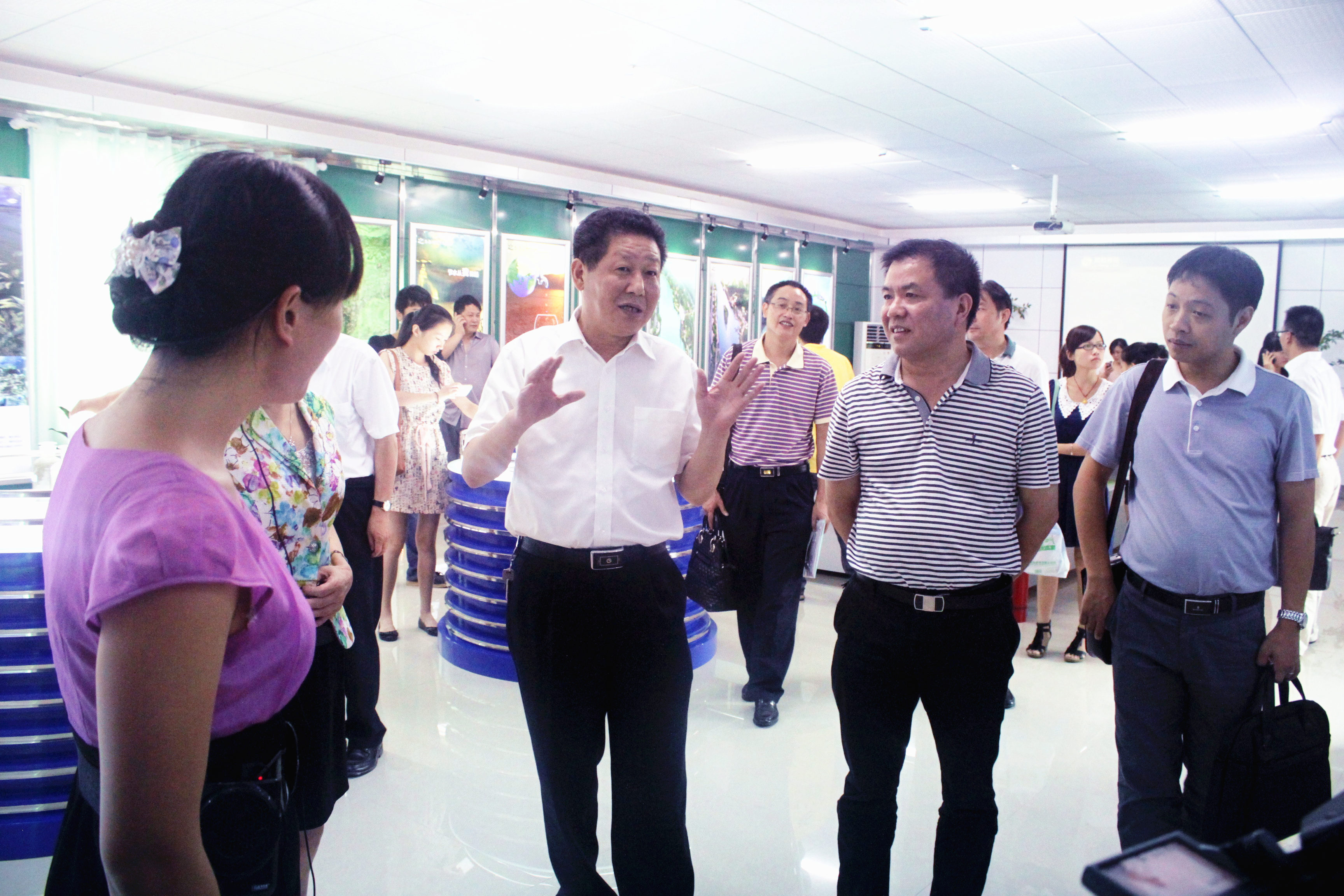 2012年8月，省委宣传部纪检组长肖君华在时任市委常委，宣传部部长钱德喜的带领下莅临开云app登录入口视察.JPG