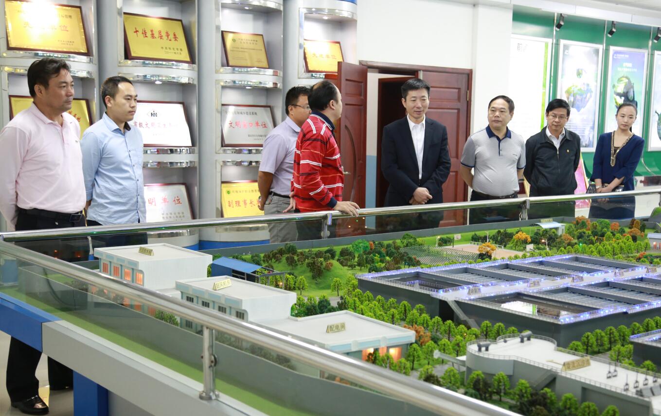 2015年10月，副市长胡长春一行莅临开云app登录入口调研.JPG
