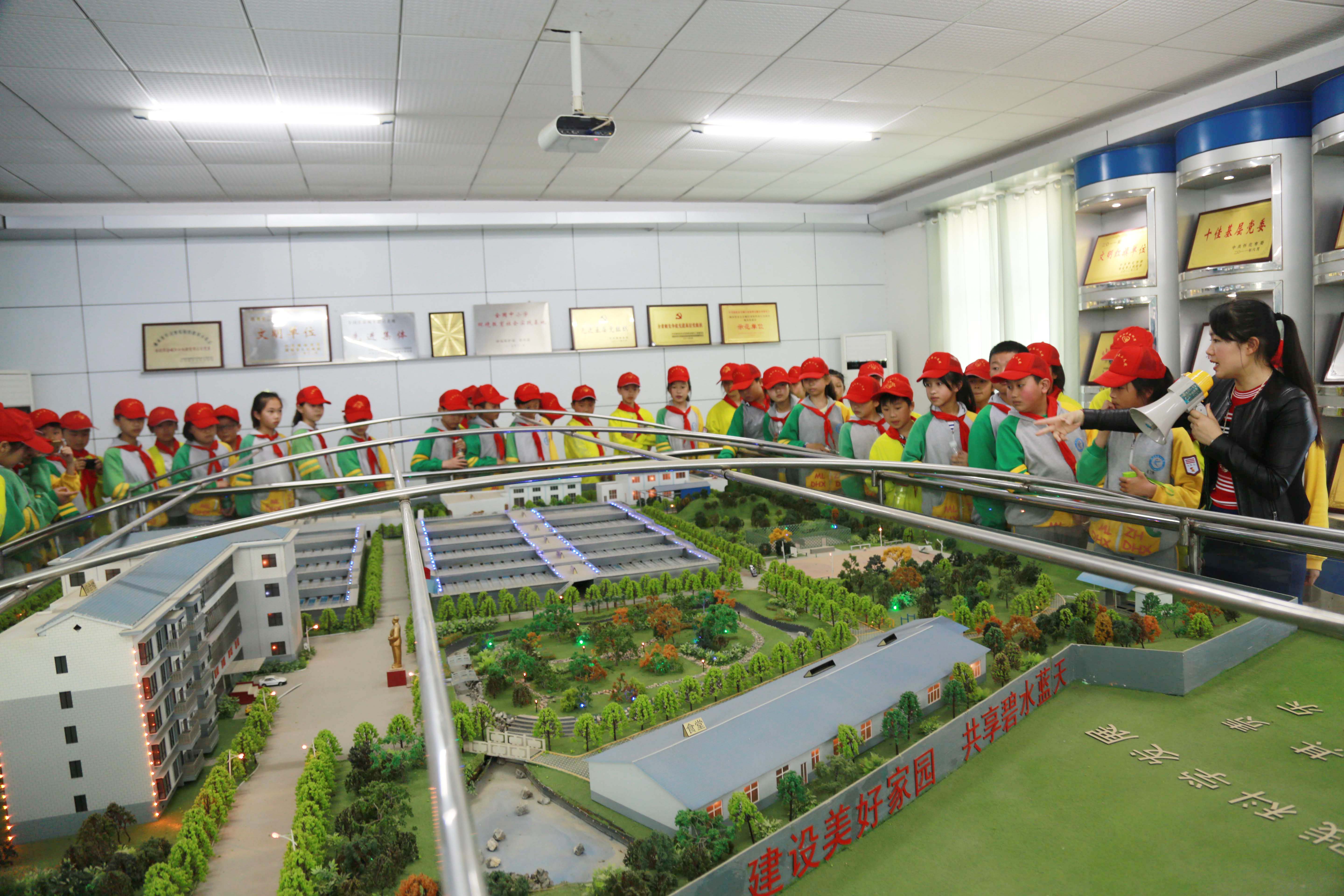城管进校园 宏宇小学参观市污水处理有限开云app登录入口.jpg